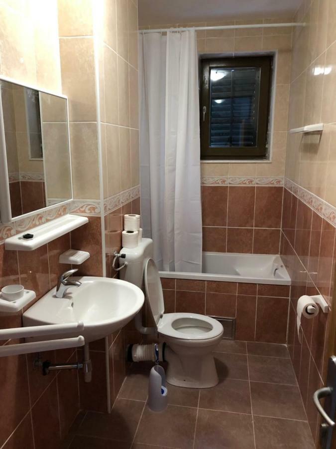 Apartmani Petrija Prčanj Екстериор снимка