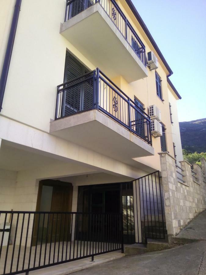Apartmani Petrija Prčanj Екстериор снимка